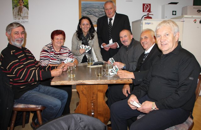 In Schachendorf wurden etliche Bummerl gespielt: Ladislaus Misik, Lieselotte Art, Landesrätin Mag. Michaela Resetar, Robert Hatwagner, Franz Werderits, Johann Subosits, Bgm. Adalbert Resetar | Foto: Büro Resetar
