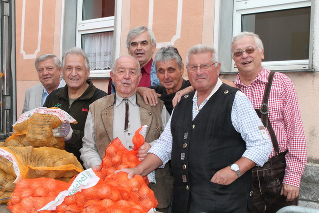 Groß-Enzersdorfs Bürgermeister Ing.Hubert Tomsic und der Obmann des Pensionistenverbandes Fritz Juranitsch mit freiwilligen Helfern beim Verteilen.