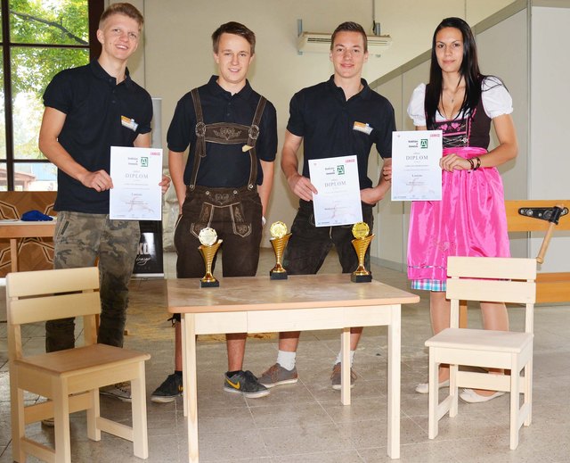 Die Medaillengewinner mit ihren Werkstücken: Auch Paul Vormayr (l.) von Team 7 kann sich freuen.
