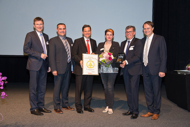 Claudia Zwinz-Scheickel bei der Preisverleihung mit v.l. SPAR-Geschäftsführer Mag. Alois Huber, Wolfgang Helm, SPAR-Vorstand Mag. Fritz Poppmeier, Alois Huber und SPAR-Vorstandsvorsitzender Dr. Gerhard Drexel. | Foto: SPAR