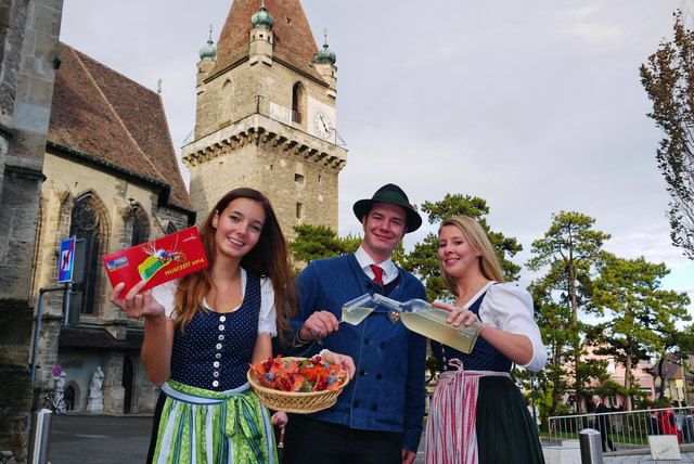 Mit dem Traubenbüscherl unterstützen die Zuschauer die Traditionspflege der Perchtoldsdorfer Weinhauer. Für Selina, Karl und Johanna ist der Hiataeinzug der traditionelle Höhepunkt im Jahr.