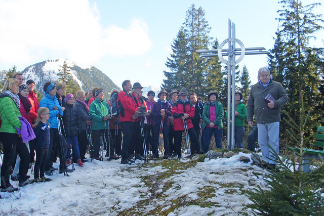 Rund 80 Besucher waren bei der Einweihung des neuen Pilgerkreuzes am Hochzimmereck mit Ortspfarrer Tadeusz Uchwat zugegen.
