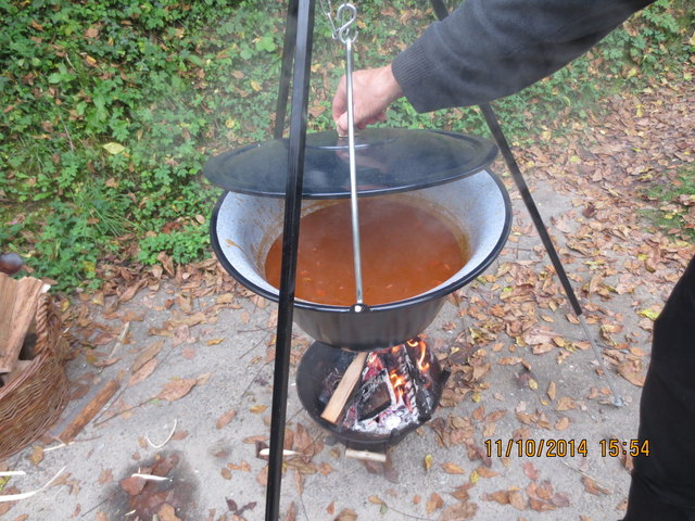 Na, eh klar Gulaschsuppe, aber bitte umrühren, damit die guten Zugaben auch zum Sehen sind.