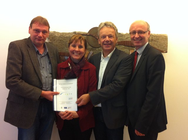 Strobler Bgm. Josef Weikinger (Regis Obmann Stv.), Rosa Wimmer (GFin Regis), Hallstätter Bgm. Alexander Scheutz (Regis-Obmann),Werner Oitzinger (Vorstand Sparkasse Salzkammergut, Regis-Finanzreferent)