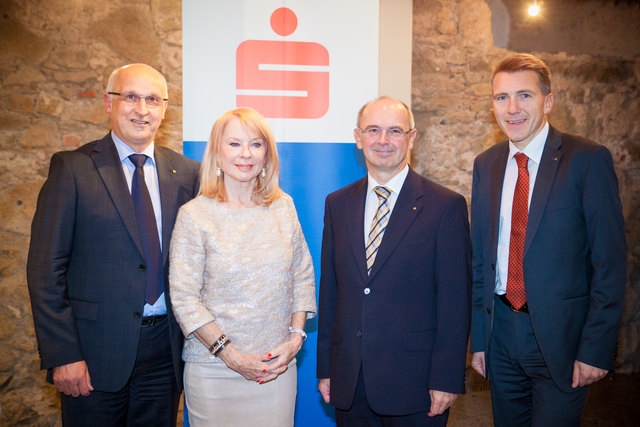 Roland Trubrig, Filialdirektor Sparkasse Schärding, Starastrologin Gerda Rogers, Lothar Musel, Regionalleiter Innviertel und Helmut Zauner, Leiter des Portfolio-Managements.