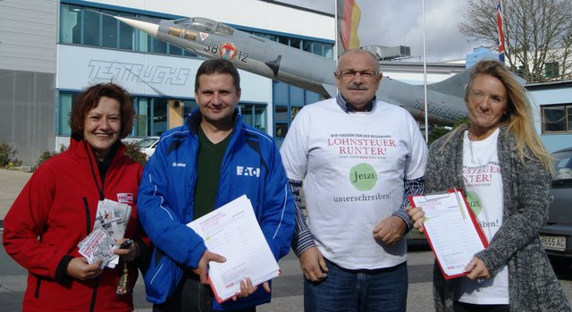 Das Aktionsteam – am Foto von links: Michaela Schön (Betriebsrätin Fa. Pollmann), Werner Müller (Zentralbetriebsrats-Vorsitzender EATON), Johann Weinstabl (GPA-DJP-Fachsekretär), Michaela Lassnig (ÖGB-Büroassistentin).