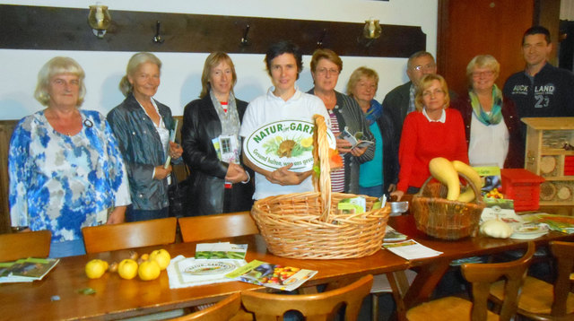 Die Referentin von der Beratungstelle „Natur im Garten“-Weinviertel, Anna Leithner, mit einigen der Veranstaltungsteilnehmer aus der Großgemeinde Eckartsau.