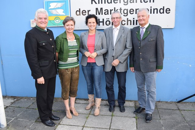 (v.l.n.r.:) Bürgermeister Gunter Kastler, Kindergartenleiterin Notburga Peter, Landtagsabgeordnete Helena Kirchmayr, Vizebürgermeister Alfred Domokosch, Kindergartenausschussobmann Walter Holzleithner. | Foto: Marktgemeinde Hörsching