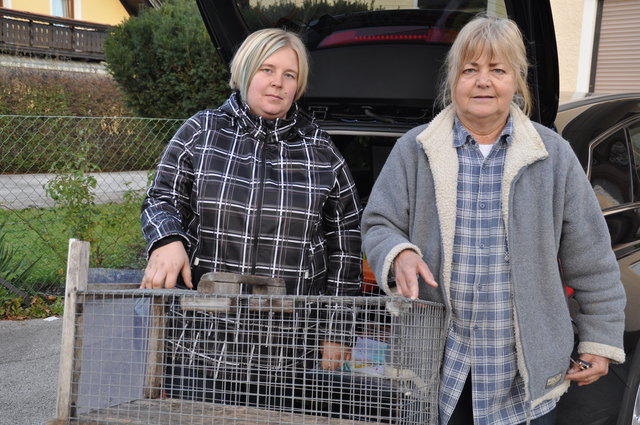 Leben für die Katzen: Martina Raschl (rechts) und Ehrentraud Rochowansky mit einer Falle