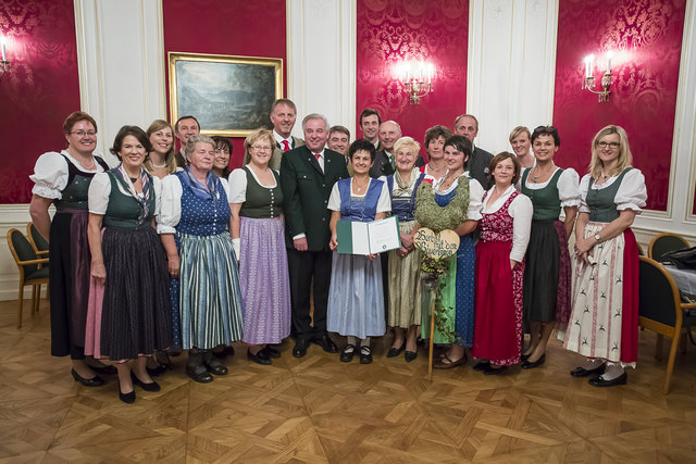 Die ausgezeichnete Initiative "Herbst mit den Bäuerinnen" mit Landeshauptmann-Stellvertreter Hermann Schützenhöfer. | Foto: Land Stmk