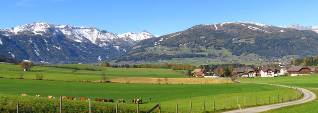 Das schöne Wetter bringt wieder Freude auf, wunderschöne Spaziergänge in der Freizeit können genossen werden. Aber auch das Arbeiten bei noch angenehmen Temperaturen ist als schön zu werten. Im Vordergrund das Dorf Stranach an der Turracher Bundesstraße, im Hintergrund Großeck und Fanningberg