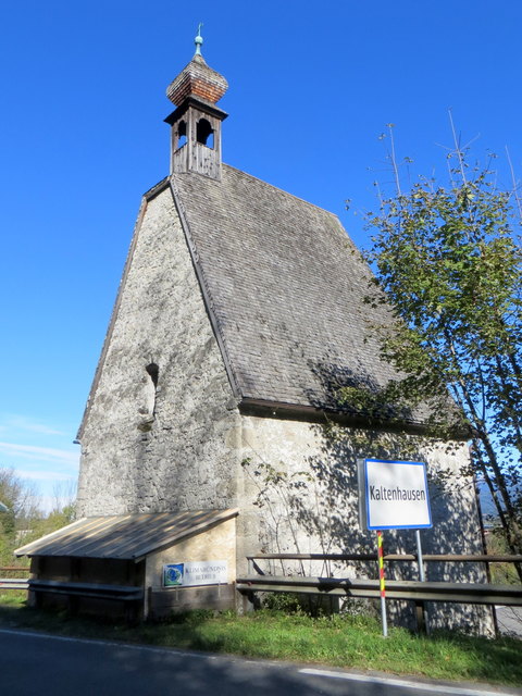 Die Halleiner Kapelle von der Südseite mit dem gerade realisierten Schutz des Eingangsbereichs.