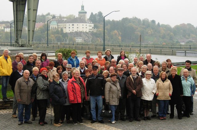 Die Reisegruppe der „wir badener“-Überraschungsfahrt mit Vereinsobmann StR Jowi Trenner (links hinten) und Organisatorin StR Christine Witty (rechts hinten) am Kraftwerksgelände von Ybbs-Persenbeug. Im Hintergrund: Schloss Persenbeug an der Donau. Auch GR Rudi Hofmann und GR Hannes Unger waren als Fahrgäste mit an Bord. | Foto: privat