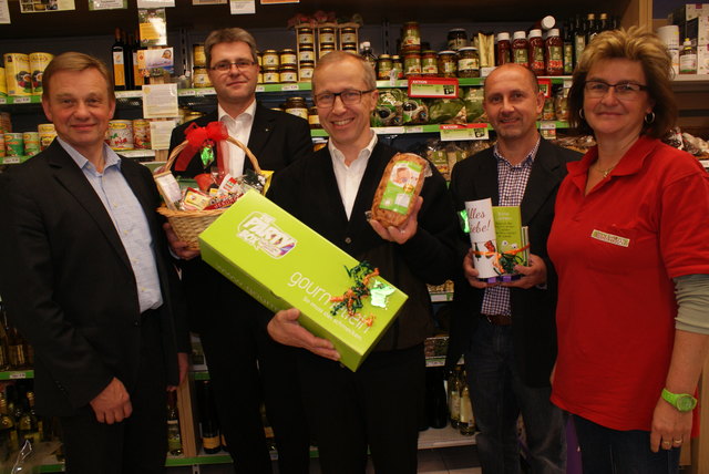 Nah&Frisch-Kauffrau Gabriele Degenfellner mit Bürgermeister Karl Schneckenleitner (li.) und den drei Gewinnern Erich Schnabl, Franz Diwald und Thomas Holzer (von li.).