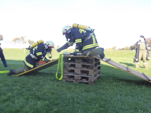 APAS Prüfung: HFM Mario Busta (links) und HFM Michael Maier (rechts) während der Ausbildungsprüfung | Foto: FF Stockern