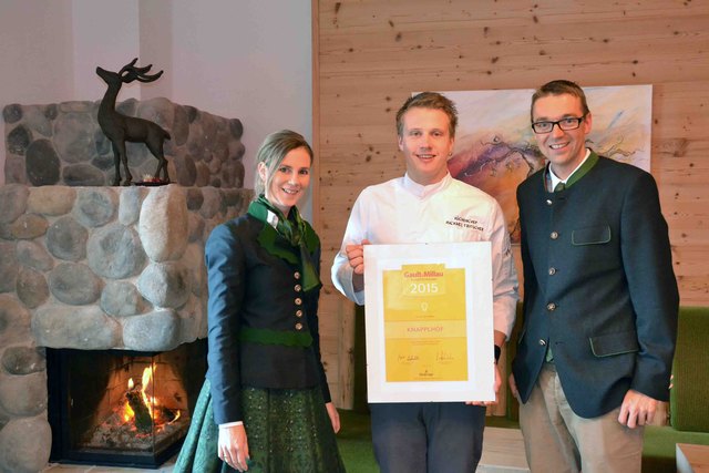 Überglücklich:  Die Hotelliers Katrin und Gerhard Höflehner sowie Küchenchef Michael Tritscher. | Foto: KK