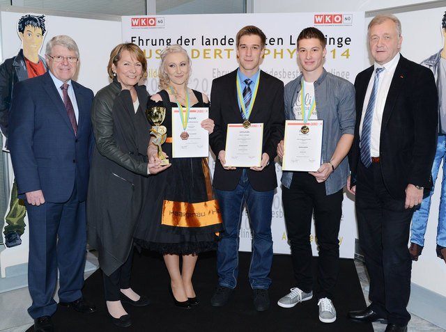 ARGE Berufsausbildung-Vorsitzender Johann Ostermann, WKNÖ-Präsidentin Sonja Zwazl, Claudia Röhrenbacher, Daniel Lebinger, David Zeilinger und WKNÖ-Direktor Franz Wiedersich.