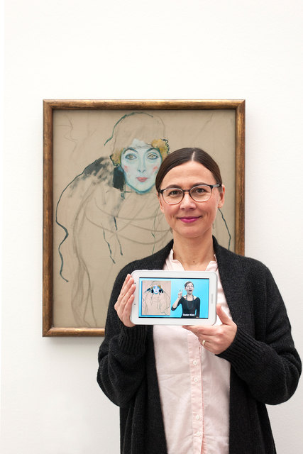 Dunja Schneider, Leiterin der Kunstvermittlung, präsentiert den neuen ÖGS-Videoguide.