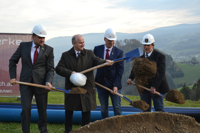 Landesrat Hans Seitinger beim Spatenstich mit Ernst Knes, Franz Puffing und Bgm. Willi Zagler