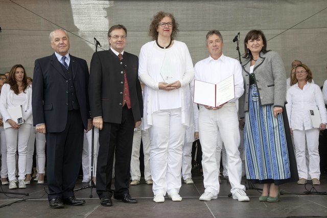 Verleihung des „Landespreis für Chöre und Vokalensembles“ durch Kulturlandesrätin Beate Palfrader, LH Günther Platter und Sängerbund-Obmann Manfred Duringer an den gemischten Chor Stimmsalz aus Hall