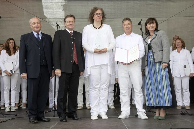 Verleihung des „Landespreis für Chöre und Vokalensembles“ durch Kulturlandesrätin Beate Palfrader, LH Günther Platter und Sängerbund-Obmann Manfred Duringer an den gemischten Chor Stimmsalz aus Hall | Foto: Die Fotografen