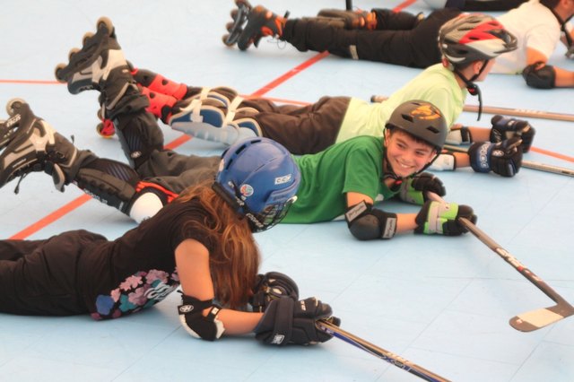 Wie fällt man richtig? Auch das will beim Inlineskaterhockey fachmännisch gelernt sein.