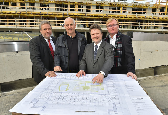 Am Dach des Auhof-Centers entstehen 71 geförderte Wohnungen, davon 24 besonders kostengünstige SMART-Wohnungen. v.l. WBV-GPA Geschäftsführer Michael Gehbauer, Gemeinderat Christoph Chorherr, Wohnbaustadtrat Michael Ludwig sowie der Eigentümer des Auhof-Centers Peter Schaider | Foto: PID/Jobst