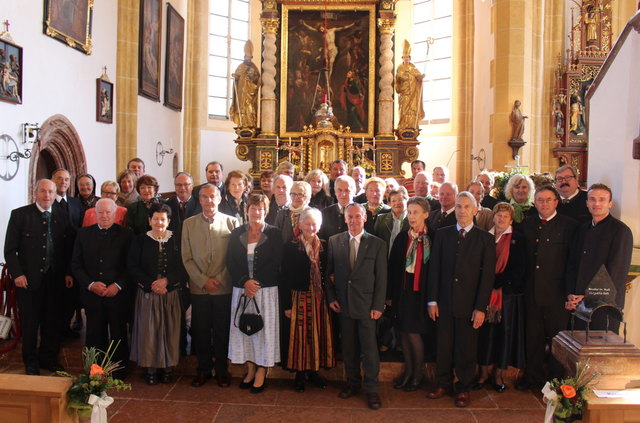 Die Jubelpaare mit Michael Neureiter, Pfarrer Egon Katinsky und Bürgermeister Fritz Holztrattner. | Foto: Schnöll