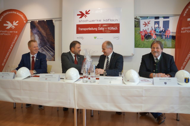 Dir. Ernst Knes überreichte LR Hans Seitinger eine Wasserkaraffe der Stadtwerke Köflach als Geschenk.