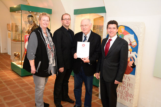 Bürgermeister Peter Eisenschenk, Vizebürgermeisterin und Kultur-Stadträtin Susanne Schimek, Christoph Helfer und Direktor des Römermuseums Roderich Geyer mit der Auszeichnung.