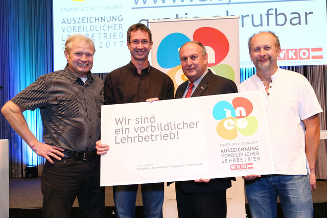 Franz Mörixbauer, Klaus Pühringer und Ernst Pirefellner freuen sich über die Auszeichnung von Rudolf Trauner (2. v. r.).