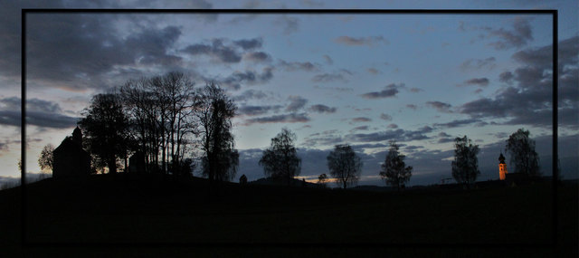 Die beleuchtete Kirche in St. Georgen und die Kalvarienberg-Kirche zeigen sich in den Abendstunden.