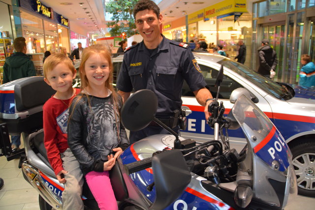 Einsatz-Fahrzeuge waren ein Magnet im Inntalcenter: Nina und Tobias aus Rietz durften auf das Polizei-Motorrad.