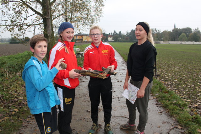 Beim Orientierungslauf mussten fünf Stationen im Wald bewältigt werden.