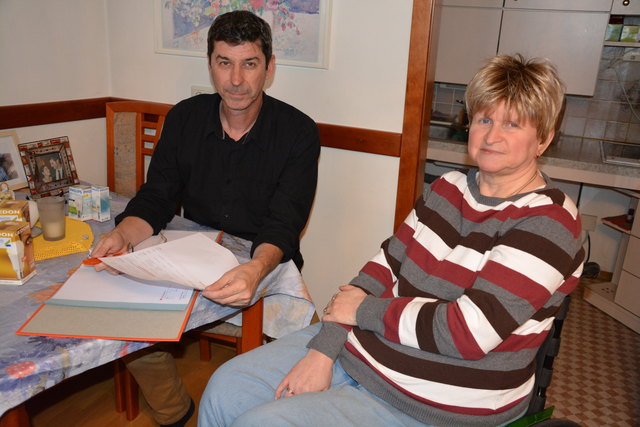 Energieberater Christian Manhardt beim Beratungsgespräch mit Dietlinde Mayerhofer aus Neunkirchen.