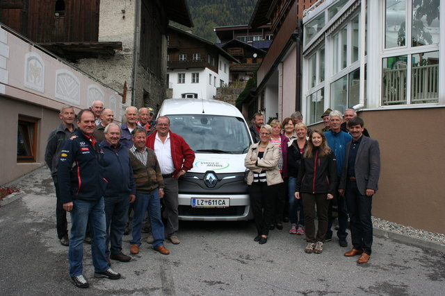 Das neue Virger-E-Mobil mit seinen freiwilligen FahrerInnen.