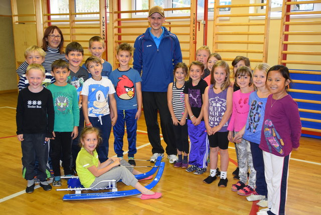 Der ehemalige Rodel-Weltmeister Gerald Kammerlander mit den Kindern der 2. Klasse der Volksschule Ried und Klassenlehrerin Sieglinde Pögler.