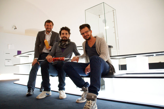 Alles neu: Keltenmuseums-Leiter Florian Knopp mit Christoph March und Marek Gut beim letzten Feinschliff.