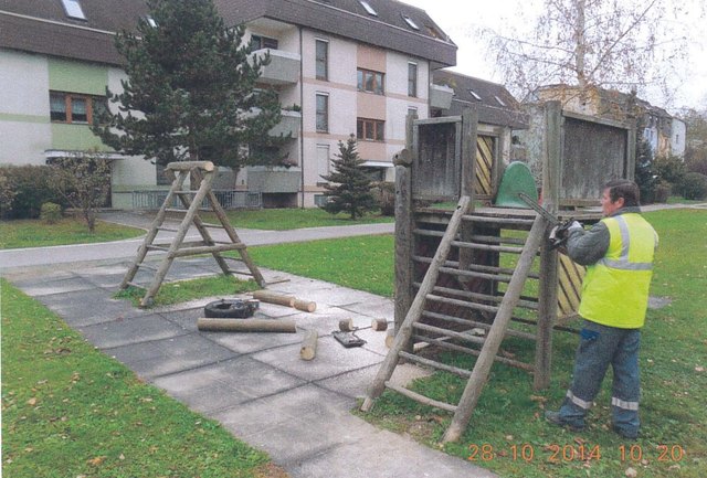 Mit einer Kettensäge wurde das desolate Spielgerüst in die Einzelteile zerlegt