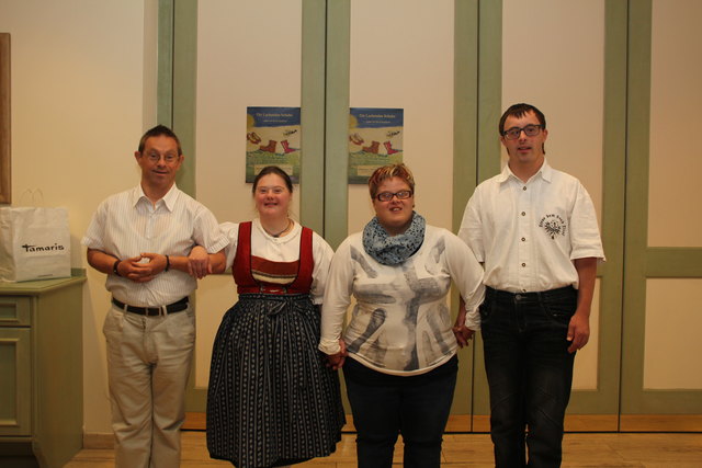 Die im Film "Die Lachenden Schuhe" Mitwirkenden von links nach rechts: Walter Prieth (Klangschalenmusik), Maria Kirchmair (Ziehharmonika), Stefanie Bauer (Saxophon) und Hannes Fankhauser (Steirische Harmonika)