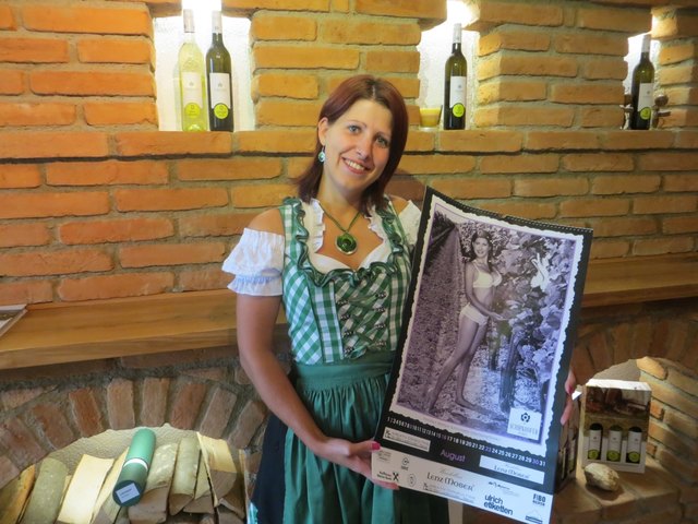 Die Kaindorferin Veronika Teubl mit dem Jungwinzerinnen-Kalender 2015.