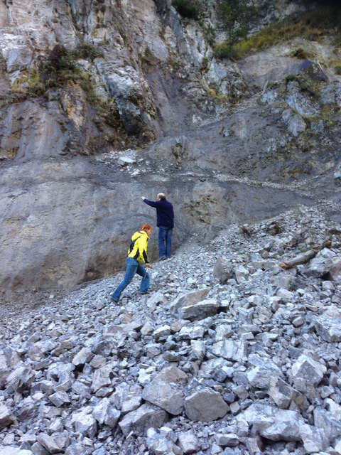 Landesgeologen Dr. Gunther Heißel und Mag. Petra Nittel-Gärtner bei der Abbruchstelle unterhalb der Hängebrücke.