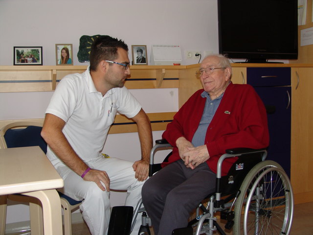 Pfleger Marco Felder ist bei Dr. Johann Graser und den anderen Bewohnern sehr beliebt.