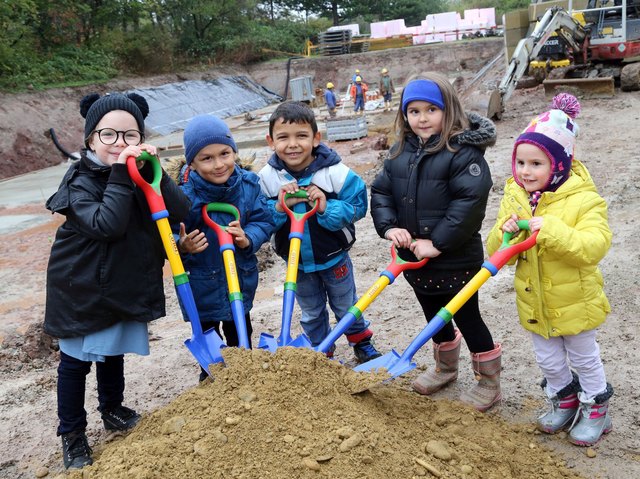 In den nächsten Jahren sollen durchschnittlich 3.000 Kindergartenplätze pro Jahr geschaffen werden. Hier am Bild der Spatenstich für den neuen Kindergarten in der Penzinger Waidhausenstraße 30, der im Laufe des Kindergartenjahres 2015/16 eröffnet wird. | Foto: PID/Votava
