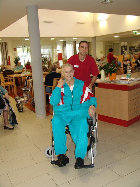 Rudolf Döller zeigt sich von Pfleger Patrik Szanati sichtlich begeistert.