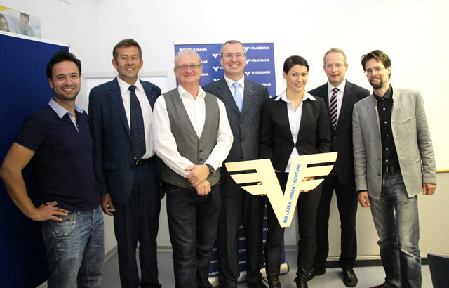 Claus Baumgartner (10hoch4), Johann Kohl (Volksbank Wimpassing), StR. KommR. Peter Spicker (Stadtgemeinde Ternitz), Dir. Mag. Martin Heilinger (Volksbank Nö-Süd), Mag. Cornelia Daniel-Gruber (Dachgold), Hans Kloiböck (Volksbank Neunkirchen), Christian Wagner (Klima- und Energie-Modellregion Nö-Süd) | Foto: Christian Petz