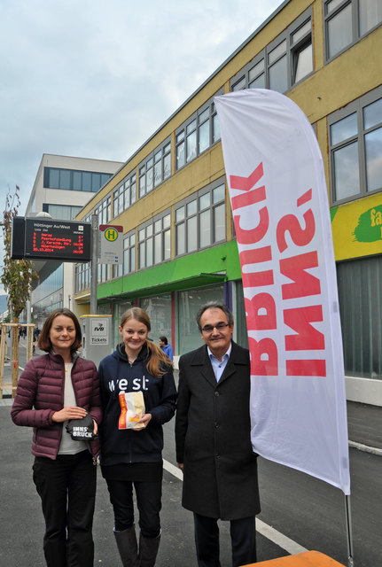 Vizebgm. Sonja Pitscheider, Nadja Zimmermann und „west“-Centermanager Karl Weingrill (v. l.) verteilten Krapfen an PassantInnen.