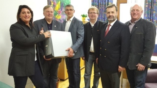Im Bild von links: VS-Direktorin Margot Stastny-Braun mit NMS-Direktor Helmut Schaffer und Bürgermeister Andreas Pichler, GGR Andreas Mistelbauer, Landtagspräsident Ing. Hans Penz, Vizebürgermeister Reinhold Steindl. Foto: Volksschule Lichtenau.