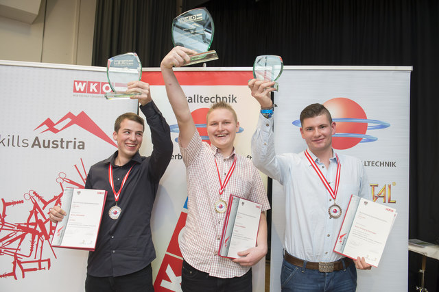 Meisl-Lehrlinge: Staatsmeister Thomas Käferbock (Mitte) und der Zweitplatzierte Markus Kieslinger (links).