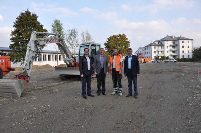 Lokalaugenschein vor der Benützungsfreigabe des neuen Parkplatzareals in der Gerungser Straße: Ing. Hannes Meisner (Bauamt), Bürgermeister Herbert Prinz, Vorarbeiter Christoph Hubmaier und Stadtrat Erwin Engelmayr (v. li.).